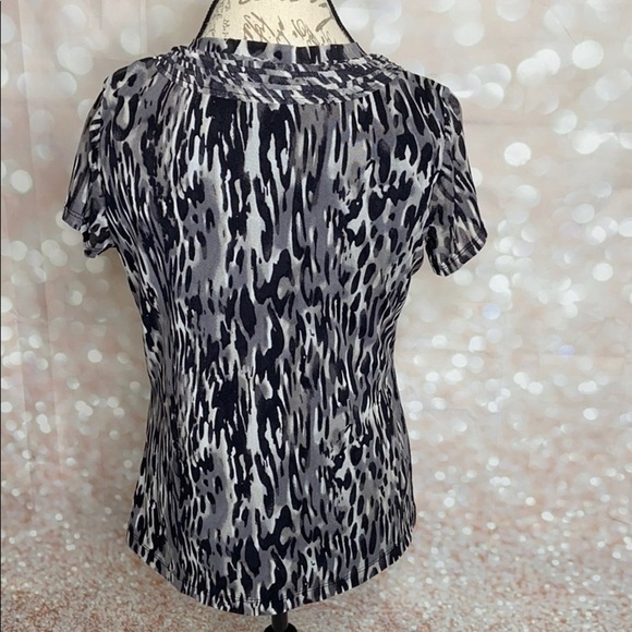 𝅺DANA Buchman Animal Print V Neck Top - Picture 7 of 7